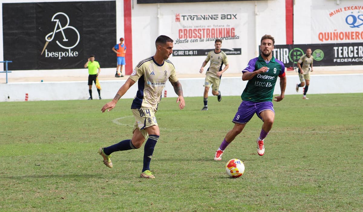 Bonaque en un lance del partido en Totana.