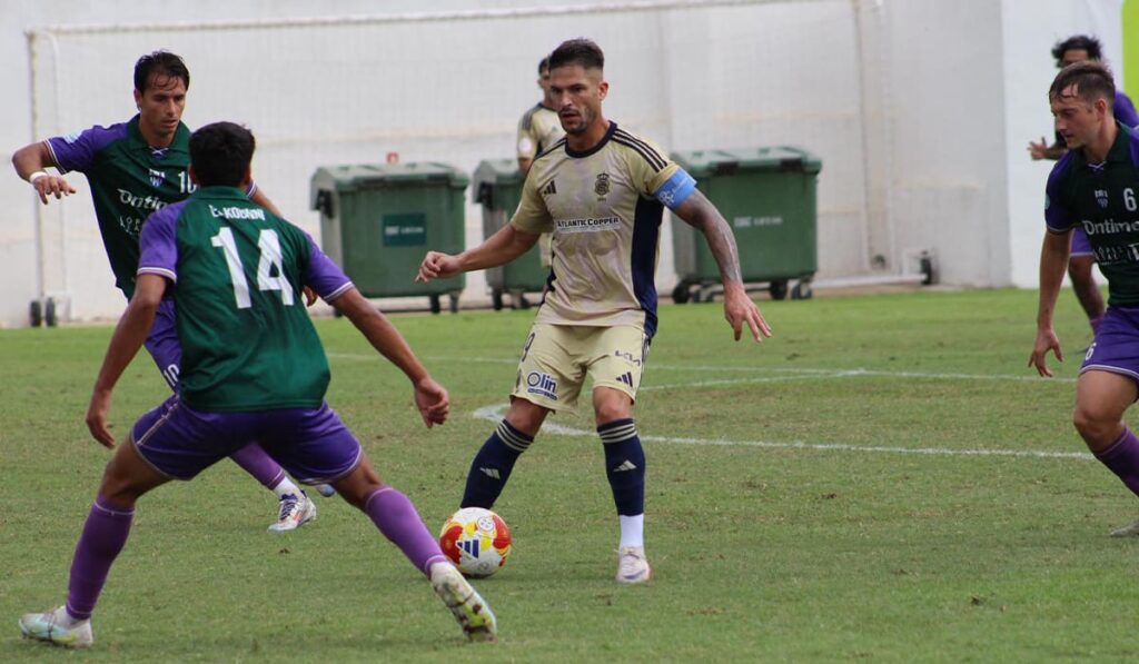 Caye Quintana en un lance del partido en Totana ante La Unión Atlético.