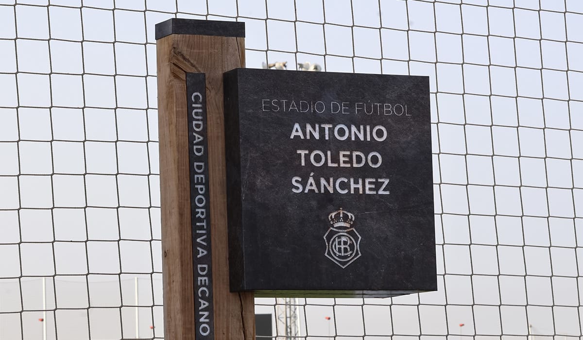 Señalética de entrada en la Ciudad Deportiva Francisco Mendoza.