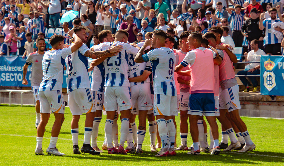 El Recre en la celebración de un gol en esta temporada.