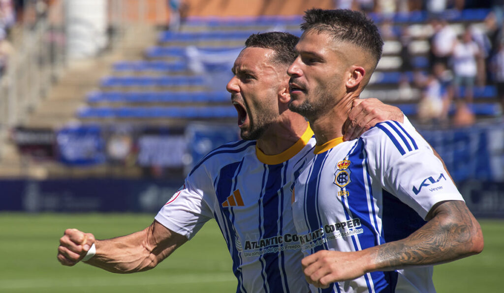 Caye Quintana y Alberto López en la celebración de un gol del Recre esta temporada.