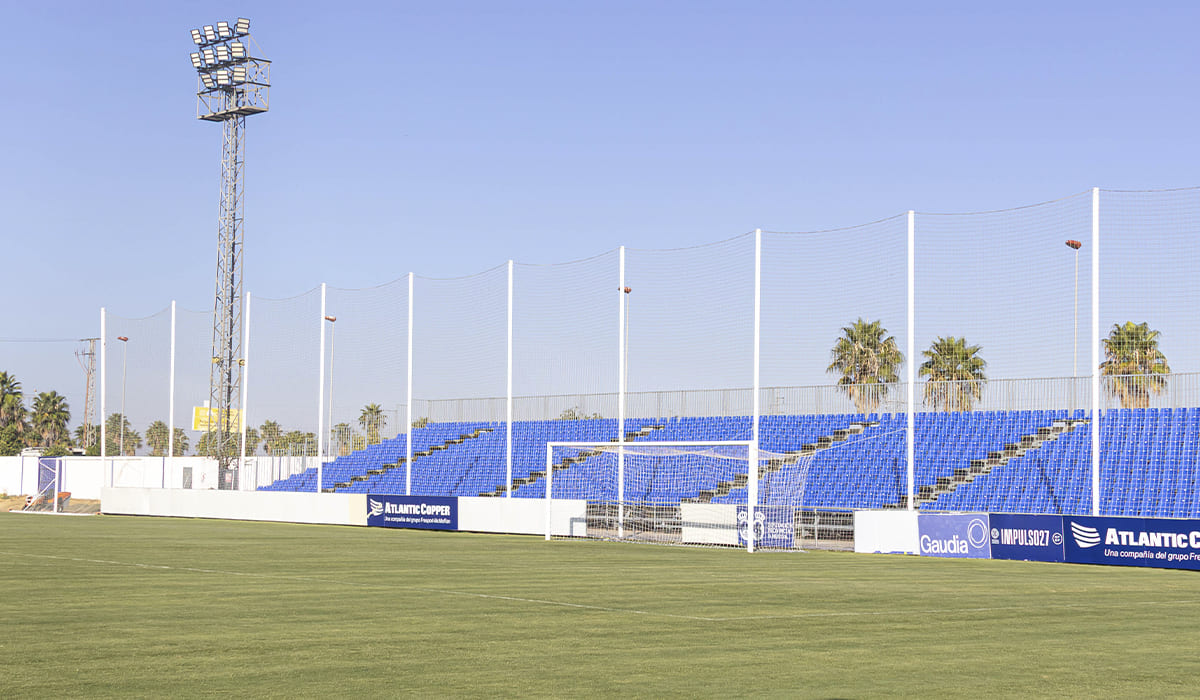 Foto de la tribuna lateral de la Ciudad Deportiva Francisco Mendoza.