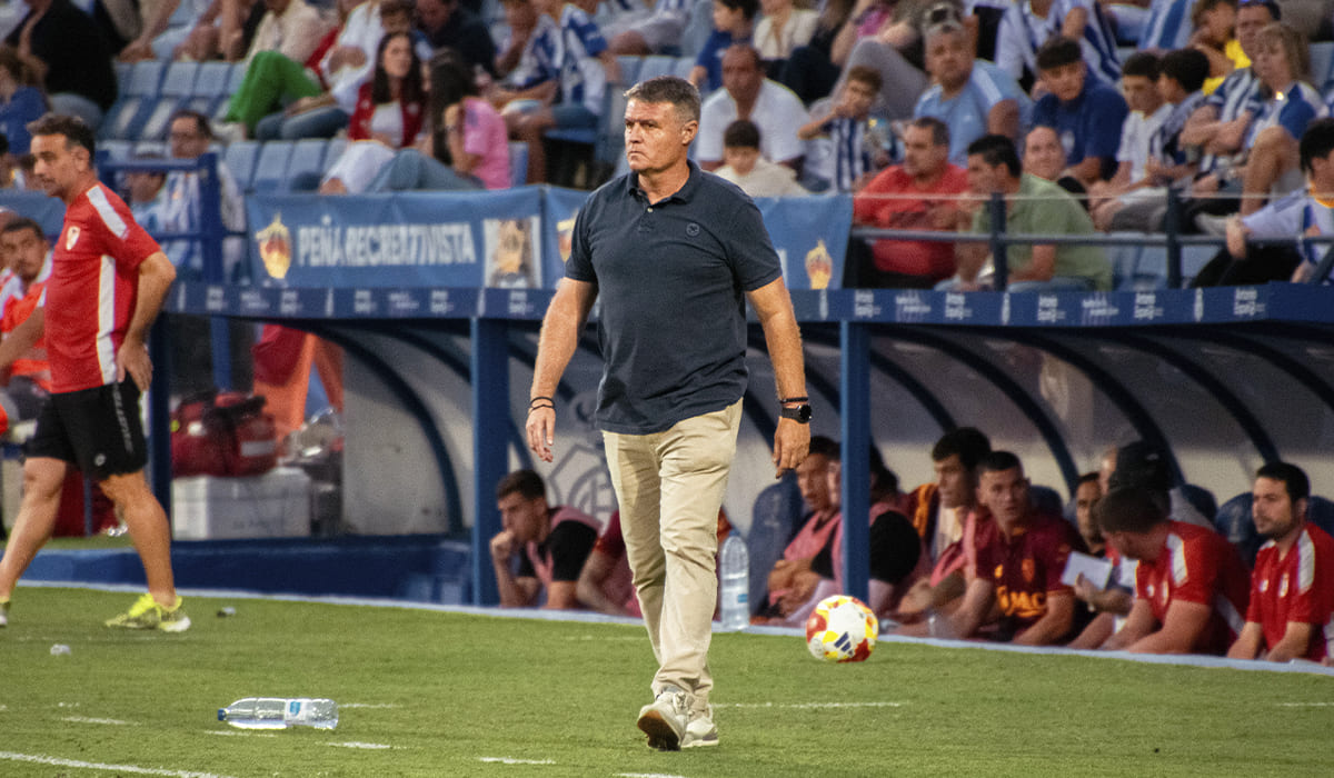 Pedro Morilla en la banda del Nuevo Colombino dando indicaciones a sus futbolistas.