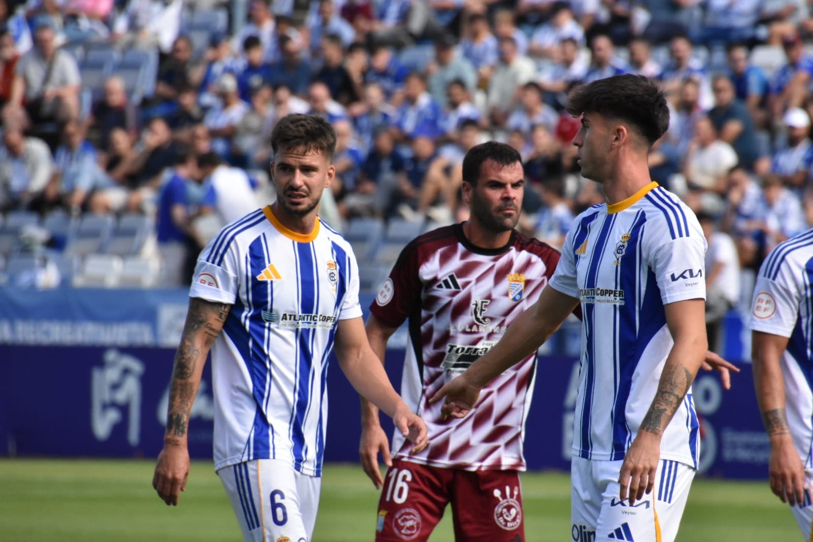 Leo Mascaró y José Carlos en una acción defensiva ante Nané, delantero centro del Xerez CD.