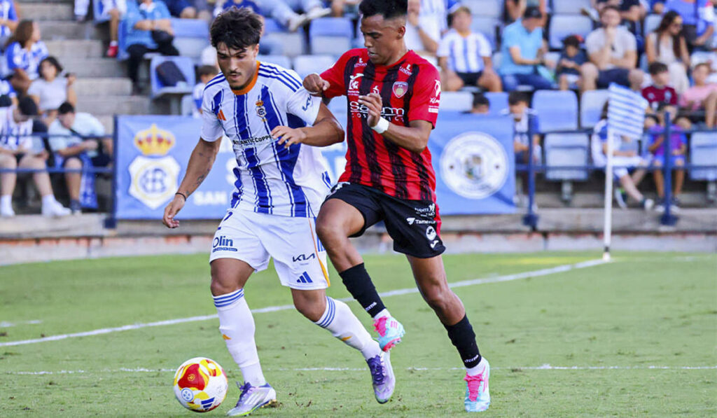 Néstor Senra en la disputa de un balón durante un partido de liga disputado en el Nuevo Colombino.