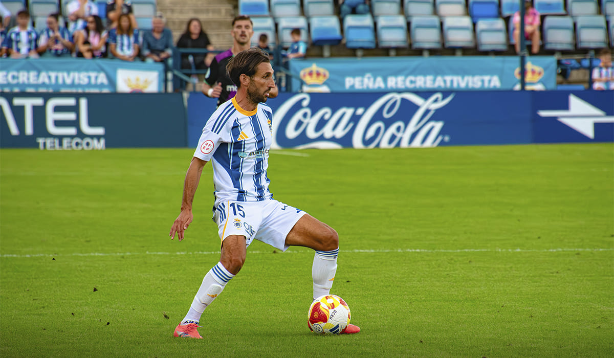 Álex Bernal en una acción de un partido en el Nuevo Colombino.