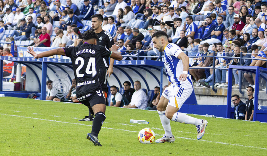 Alberto López en una jugada de ataque del Recre en el Nuevo Colombino.
