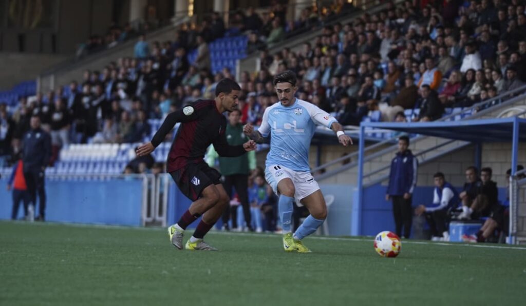 Diego Jiménez en una jugada defensiva en su banda derecha.