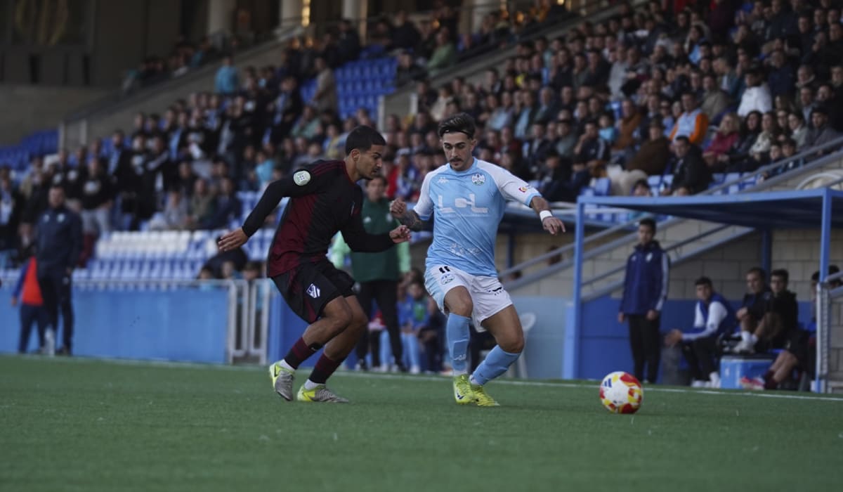 Diego Jiménez en una jugada defensiva en su banda derecha.