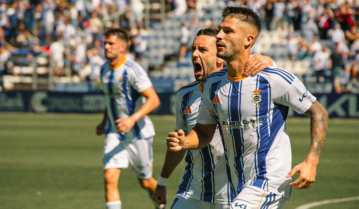Alberto López y Caye celebrando un gol en el Nuevo Colombino.