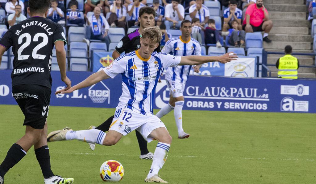 Alberto Vela en una jugada de ataque en el partido ante el Atlético Malagueño.