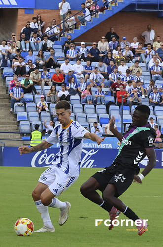 Da Costa elaborando una jugada ante la presión de Otu JR, jugador del filial malacitano.