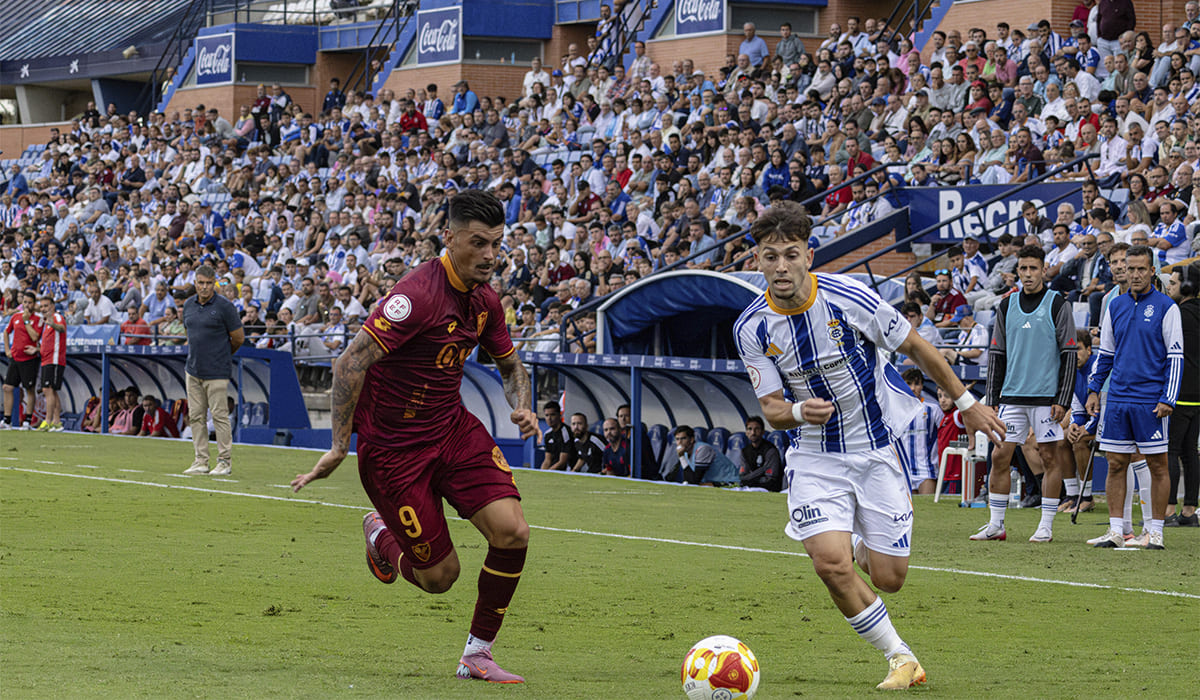 Arcos en una jugada por banda ante Diego Talaverón.