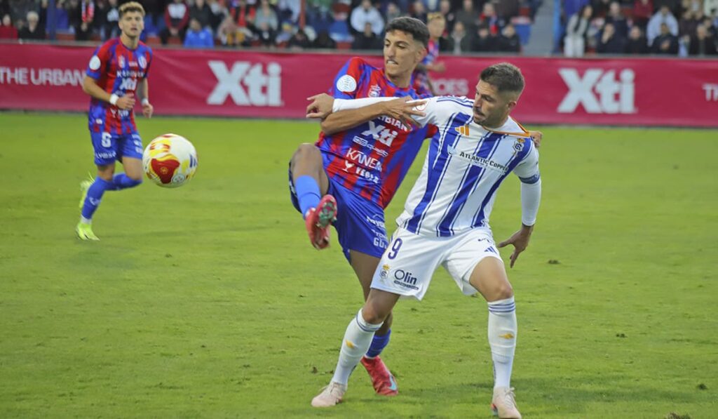 Caye en un lance del partido ante el Yeclano.